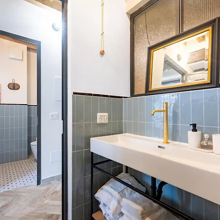 Guesthost - Bixio 29 4 And 6